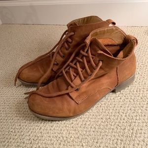 Steve Madden tan Ankle Booties